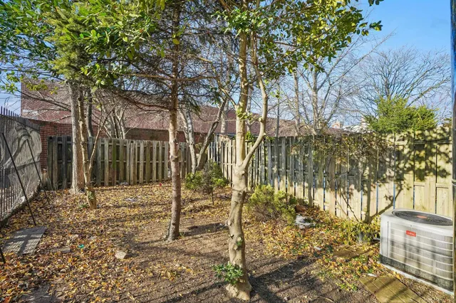 a view of a backyard