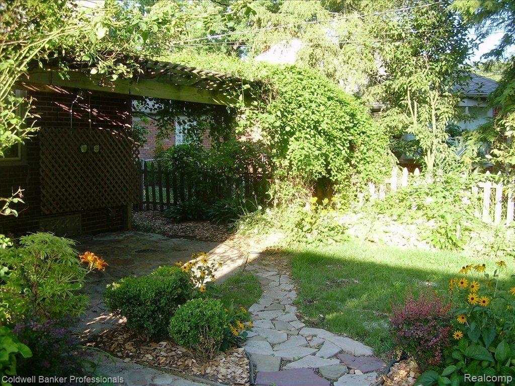 1161 Fairholme Road Grosse Pointe, MI 48236 - Photo 18 of 20 Backyard - Pergola