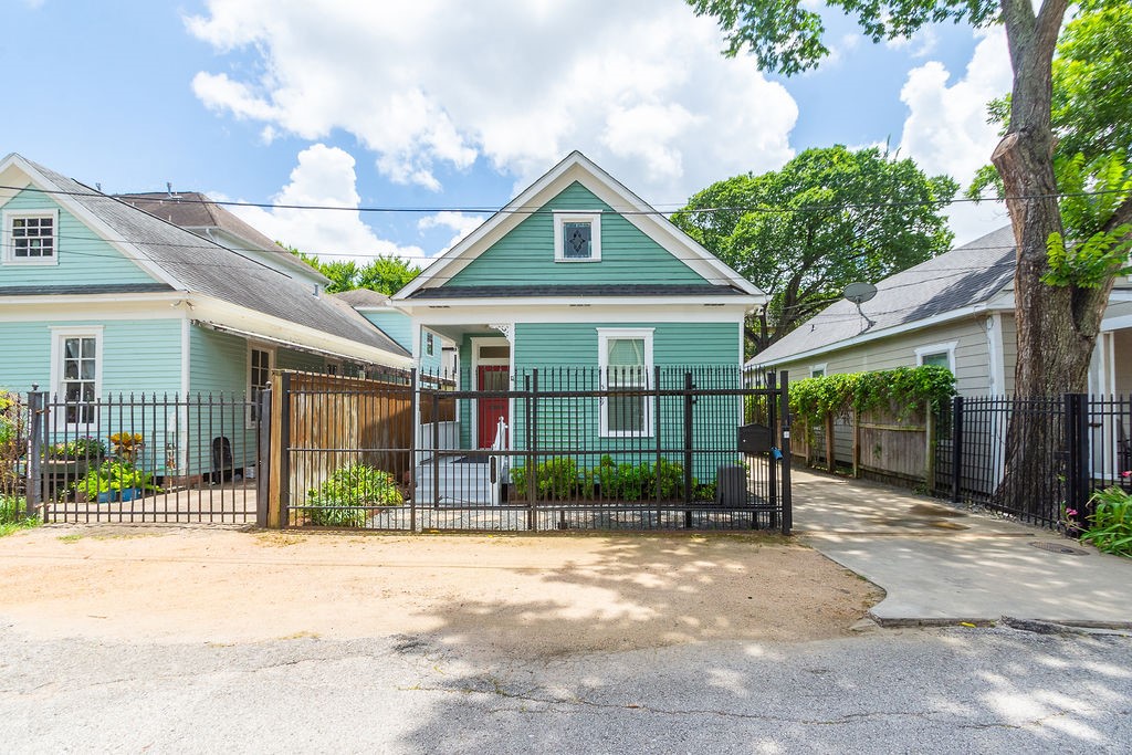 3909 Barnes Street Houston, TX 77007 - Photo 2 of 22 Fully fenced proeprty
