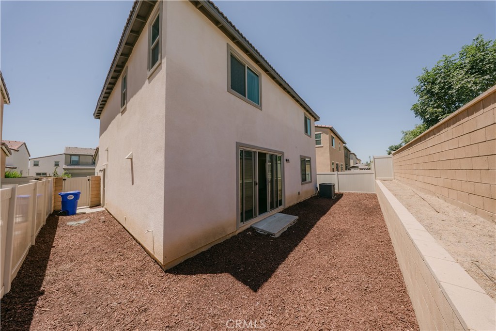 560 East Vodden Street Rialto, CA 92376 - Photo 8 of 59