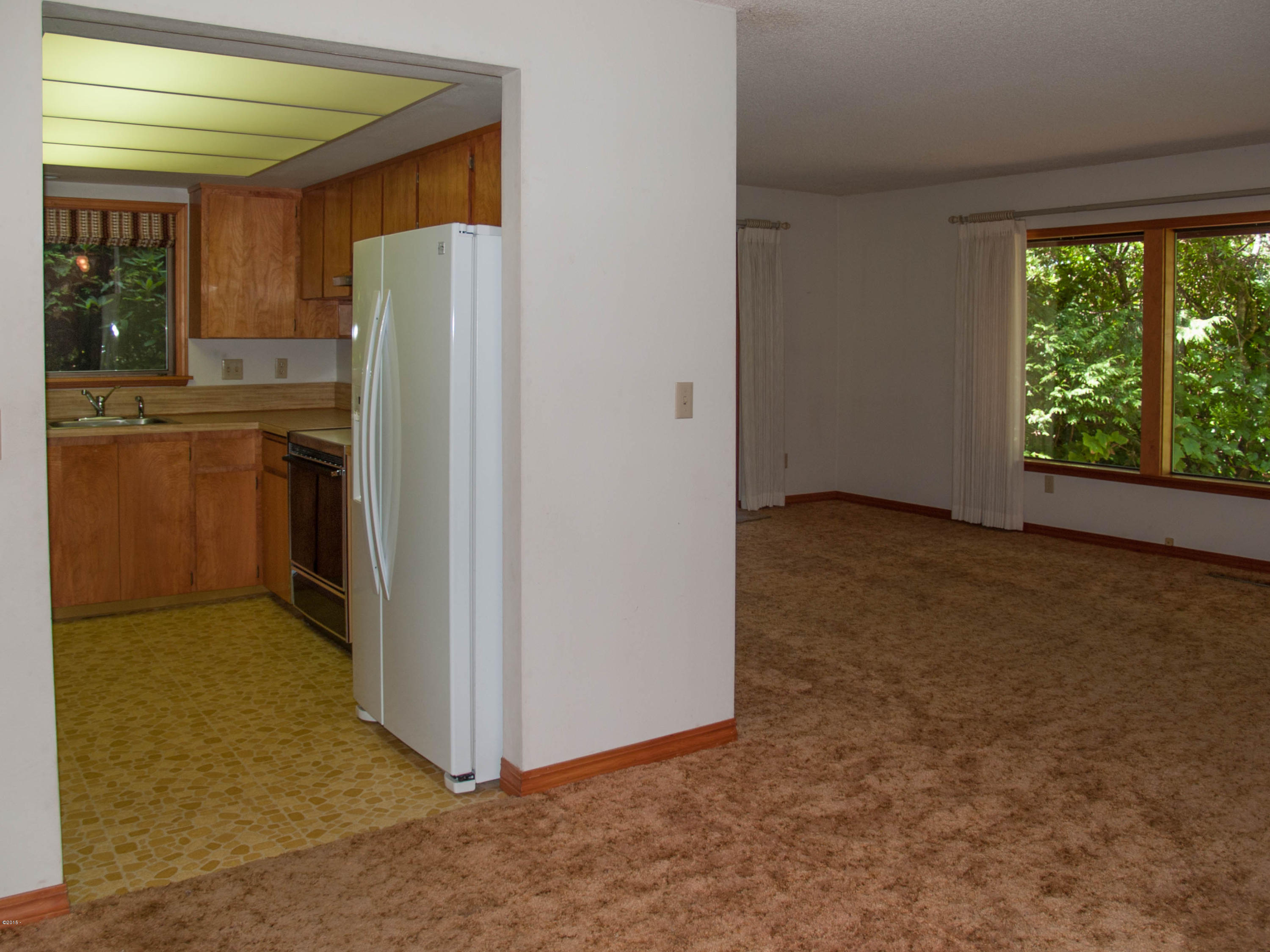 80 Ridge Place Depoe Bay, OR 97341 - Photo 23 of 36 Entry to living