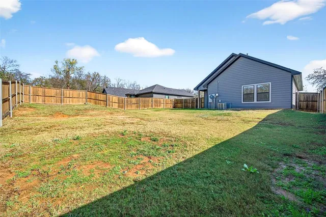 a view of an house with backyard and swimming pool