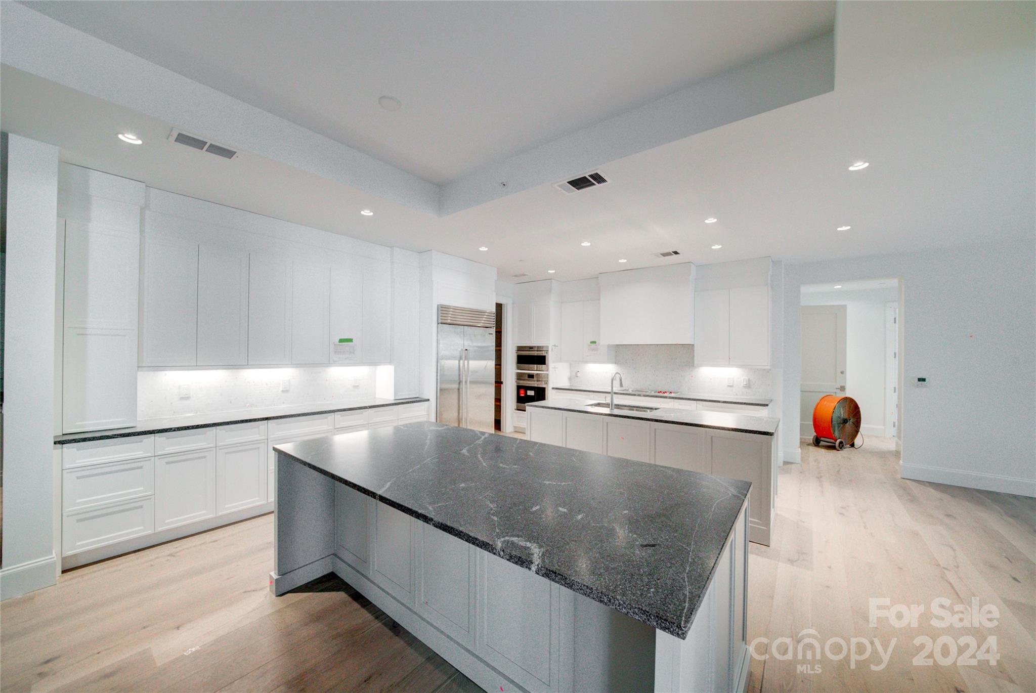 130 Cherokee Road, Unit 204 Charlotte, NC 28207 - Photo 15 of 28 Gallery Image 15