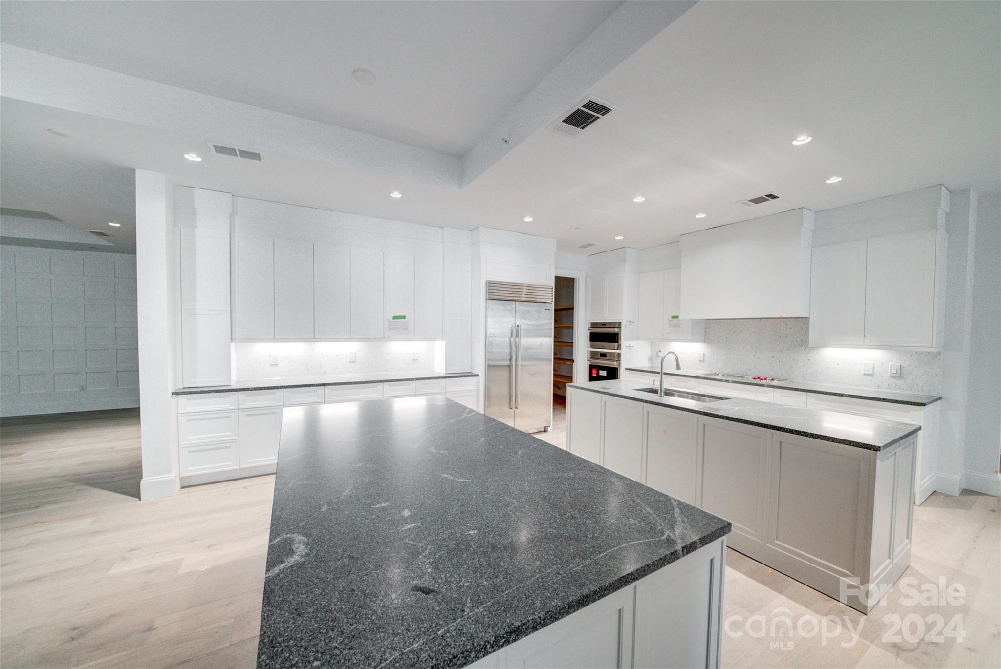 130 Cherokee Road, Unit 204 Charlotte, NC 28207 - Photo 16 of 28 Gallery Image 16
