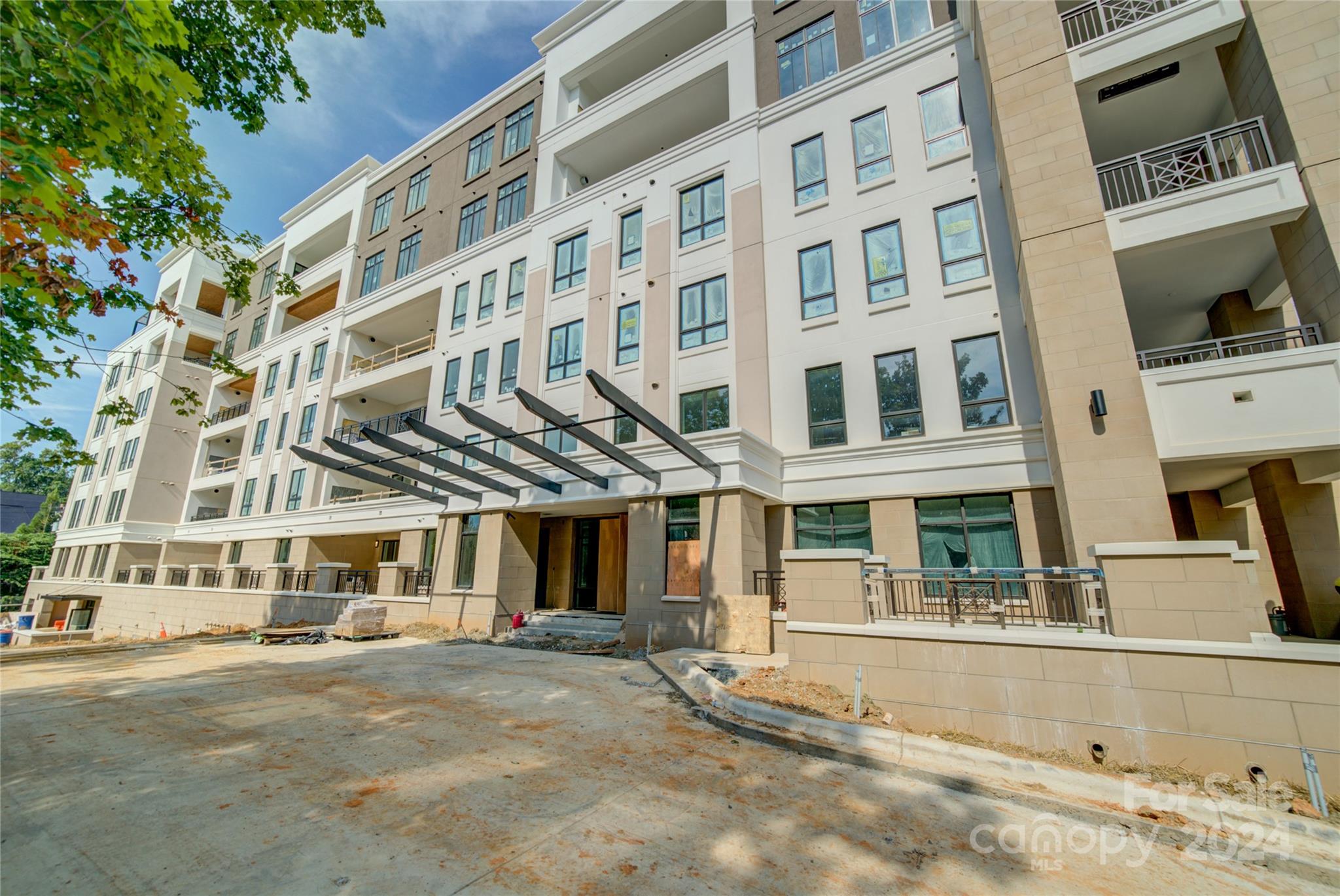 130 Cherokee Road, Unit 204 Charlotte, NC 28207 - Photo 4 of 28 Gallery Image 4