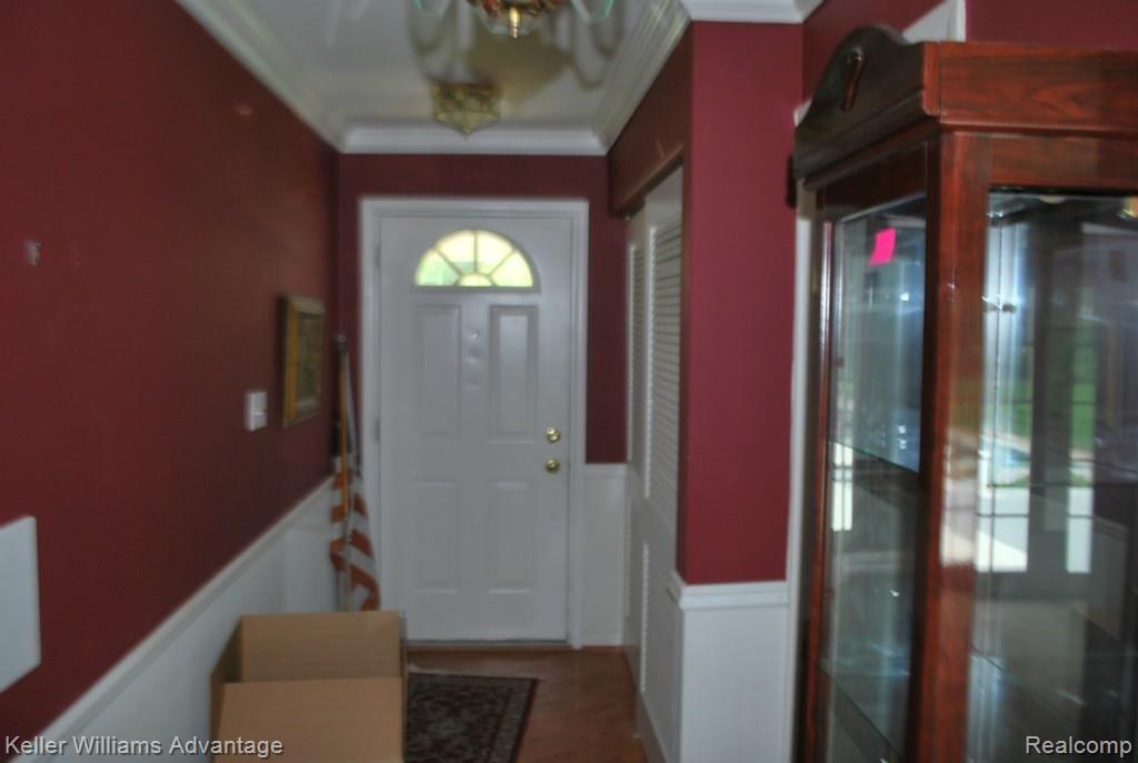 36554 West Lyman Road Farmington, MI 48331 - Photo 16 of 31 Hallway to front door