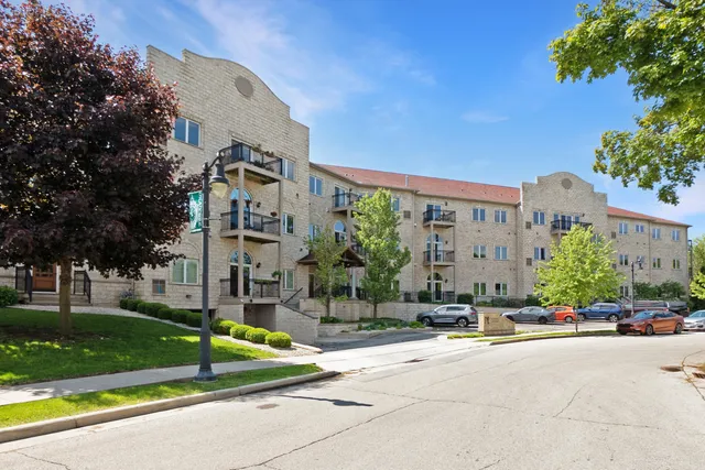 $361,900 | N51W34861 East Wisconsin Avenue, Unit 1120, Oconomowoc, WI 53069