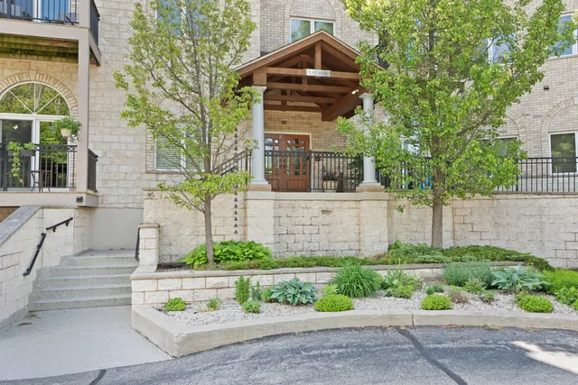 $361,900 | N51W34861 East Wisconsin Avenue, Unit 1120, Oconomowoc, WI 53069