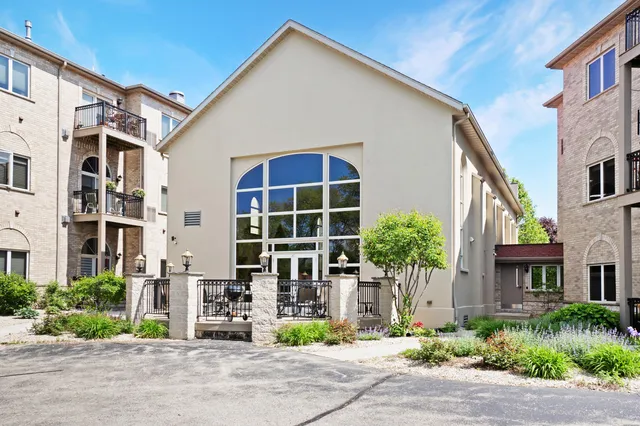 $361,900 | N51W34861 East Wisconsin Avenue, Unit 1120, Oconomowoc, WI 53069