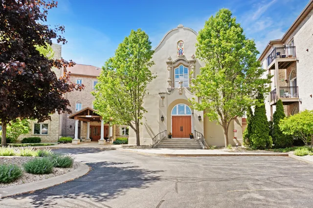 $361,900 | N51W34861 East Wisconsin Avenue, Unit 1120, Oconomowoc, WI 53069