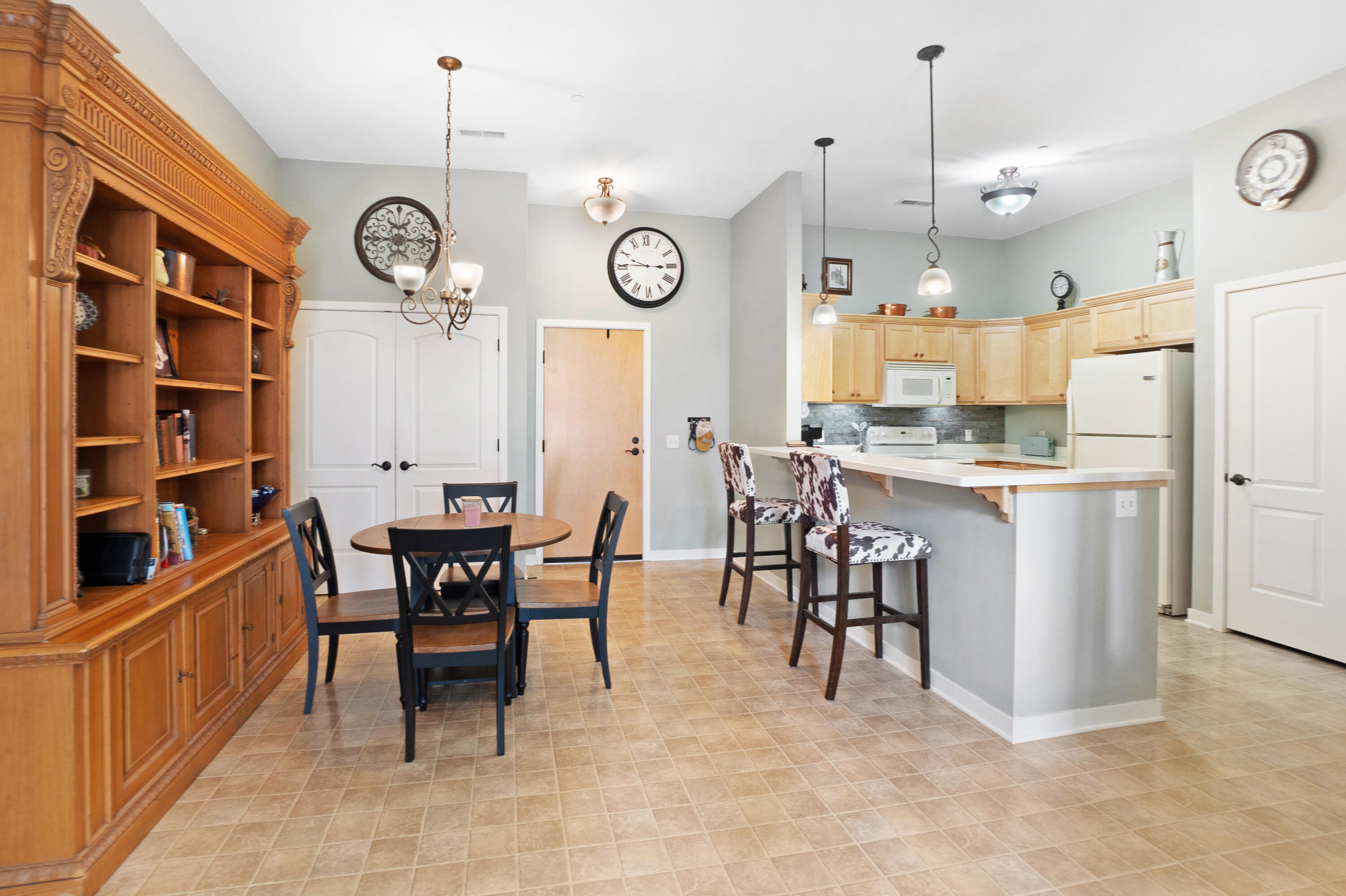 N51W34861 East Wisconsin Avenue, Unit 1120 Oconomowoc, WI 53069 - Photo 4 of 33 Kitchen-Dining Area