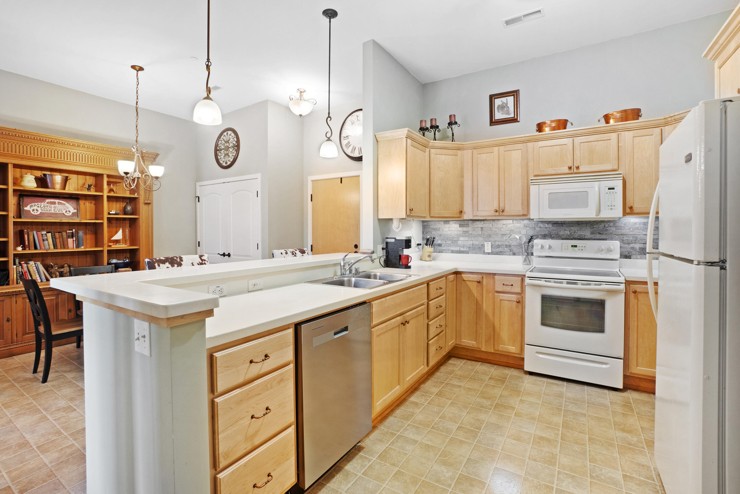 N51W34861 East Wisconsin Avenue, Unit 1120 Oconomowoc, WI 53069 - Photo 6 of 33 Kitchen