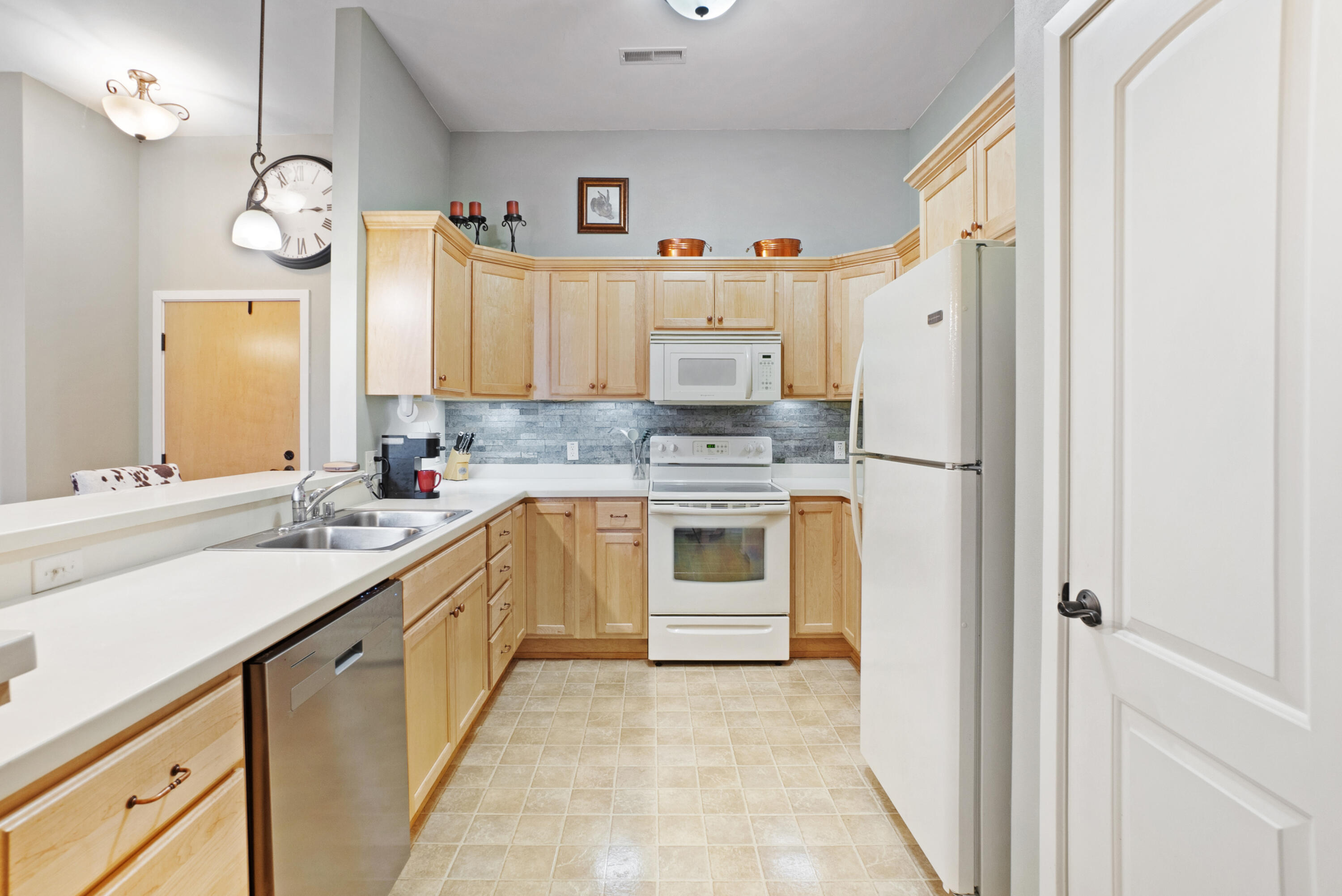 N51W34861 East Wisconsin Avenue, Unit 1120 Oconomowoc, WI 53069 - Photo 7 of 33 Kitchen