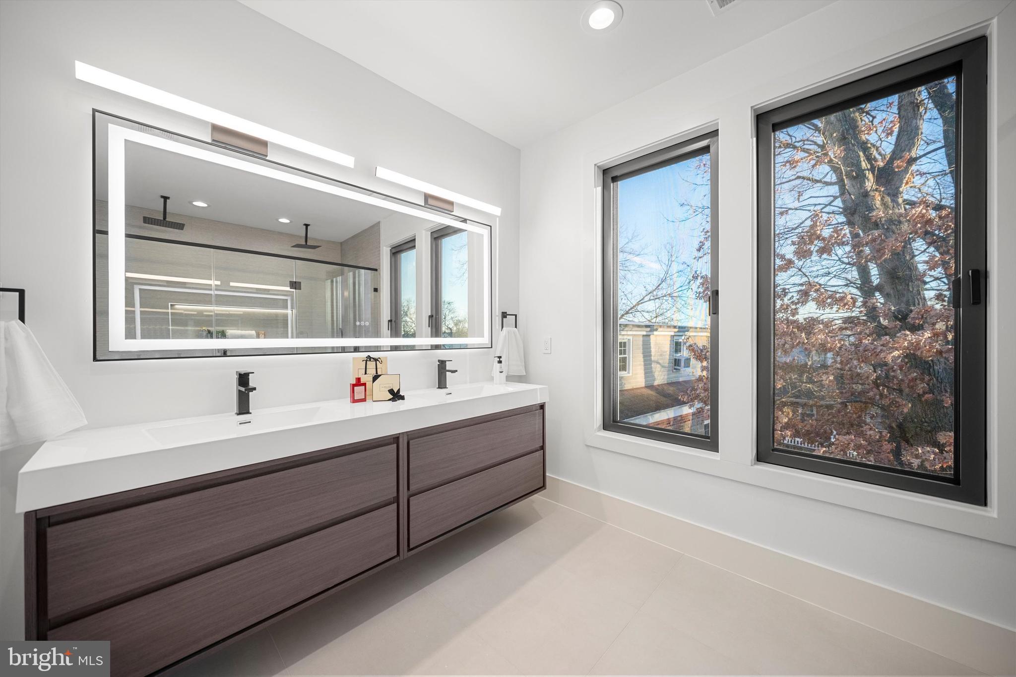 2100 South Nelson Street Arlington, VA 22204 - Photo 18 of 33 a bathroom with a bathtub sink and mirror