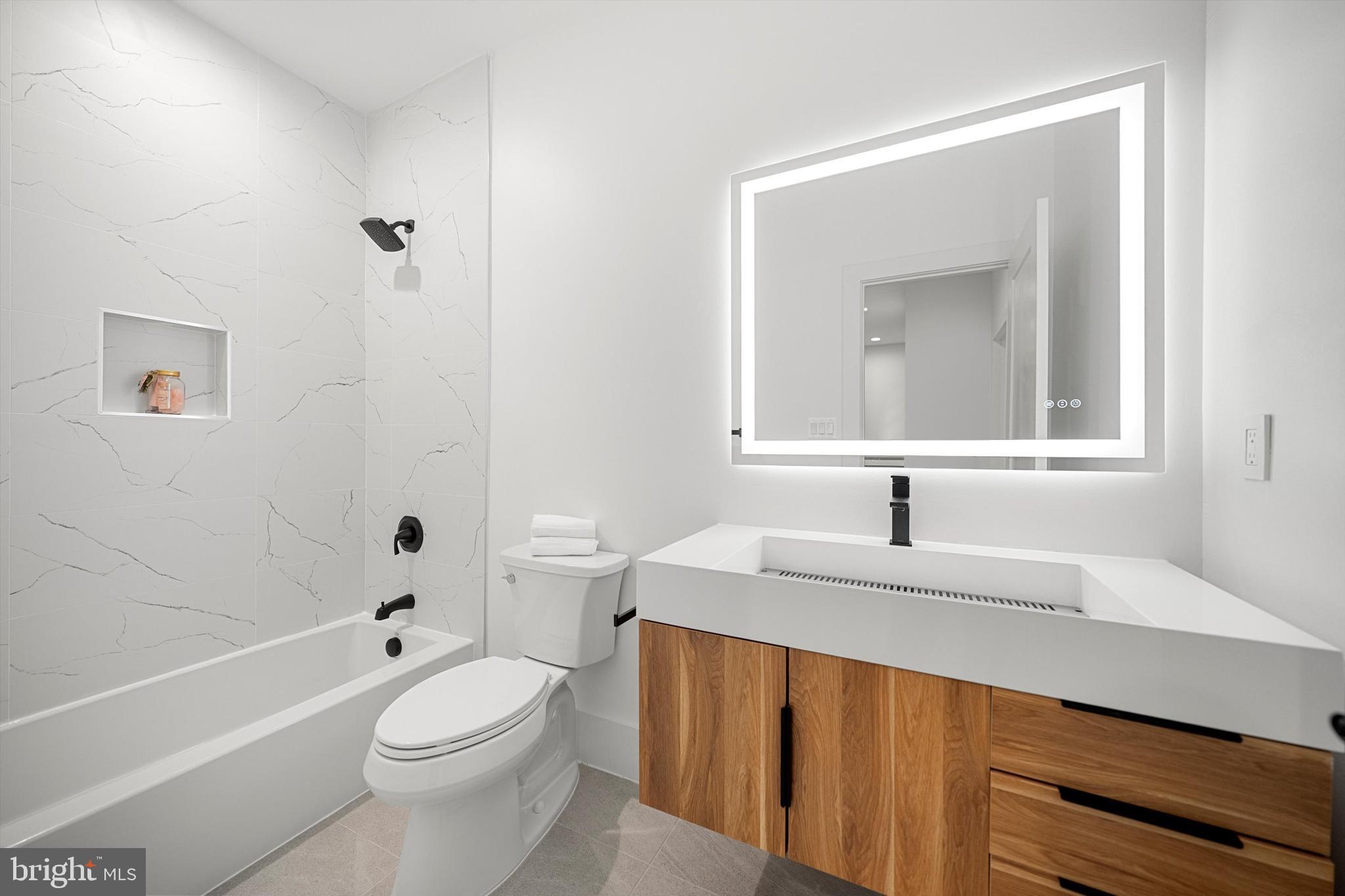 2100 South Nelson Street Arlington, VA 22204 - Photo 19 of 33 a bathroom with a sink a toilet and a bathtub