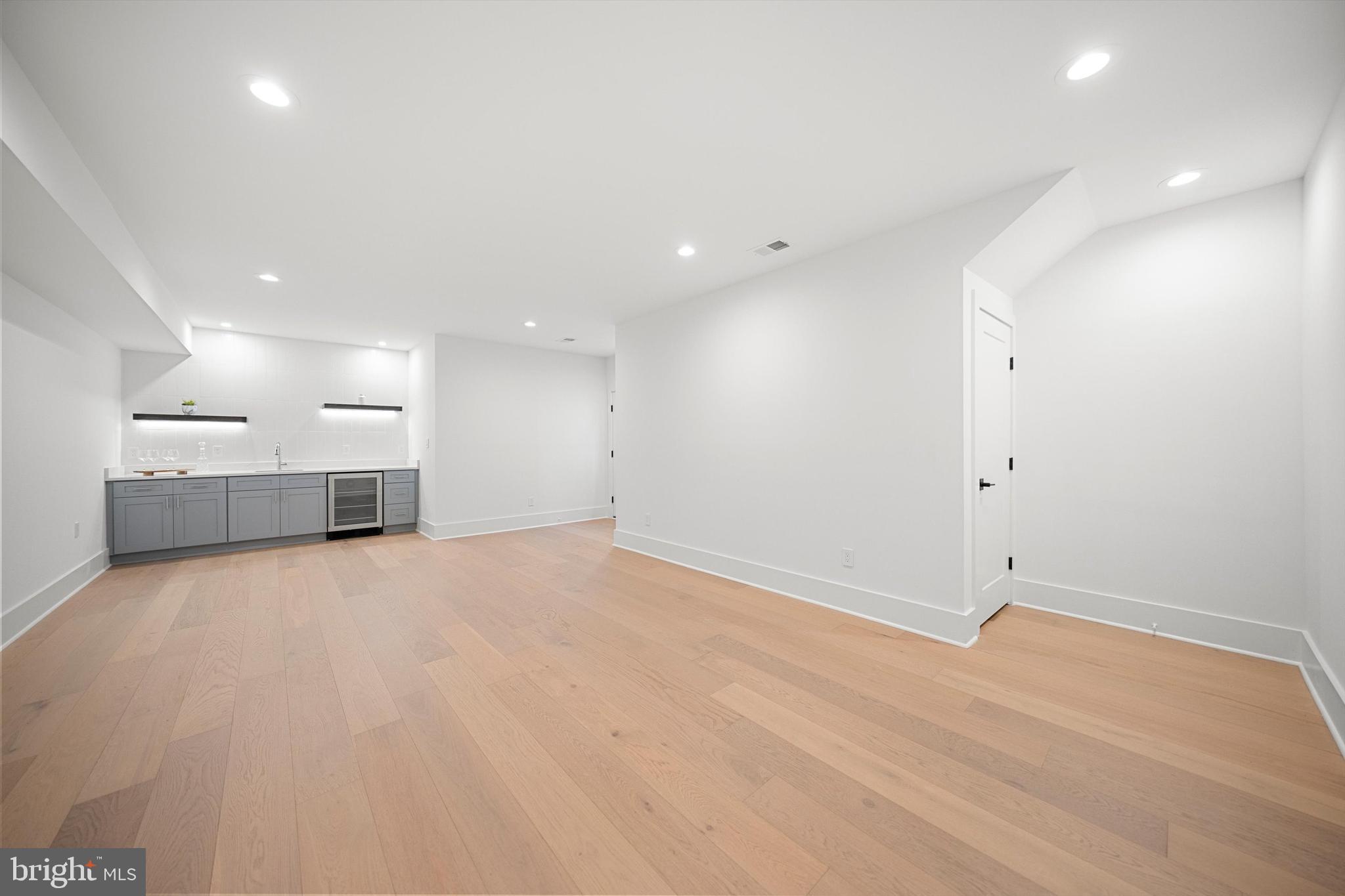 2100 South Nelson Street Arlington, VA 22204 - Photo 25 of 33 a view of an empty room with a kitchen