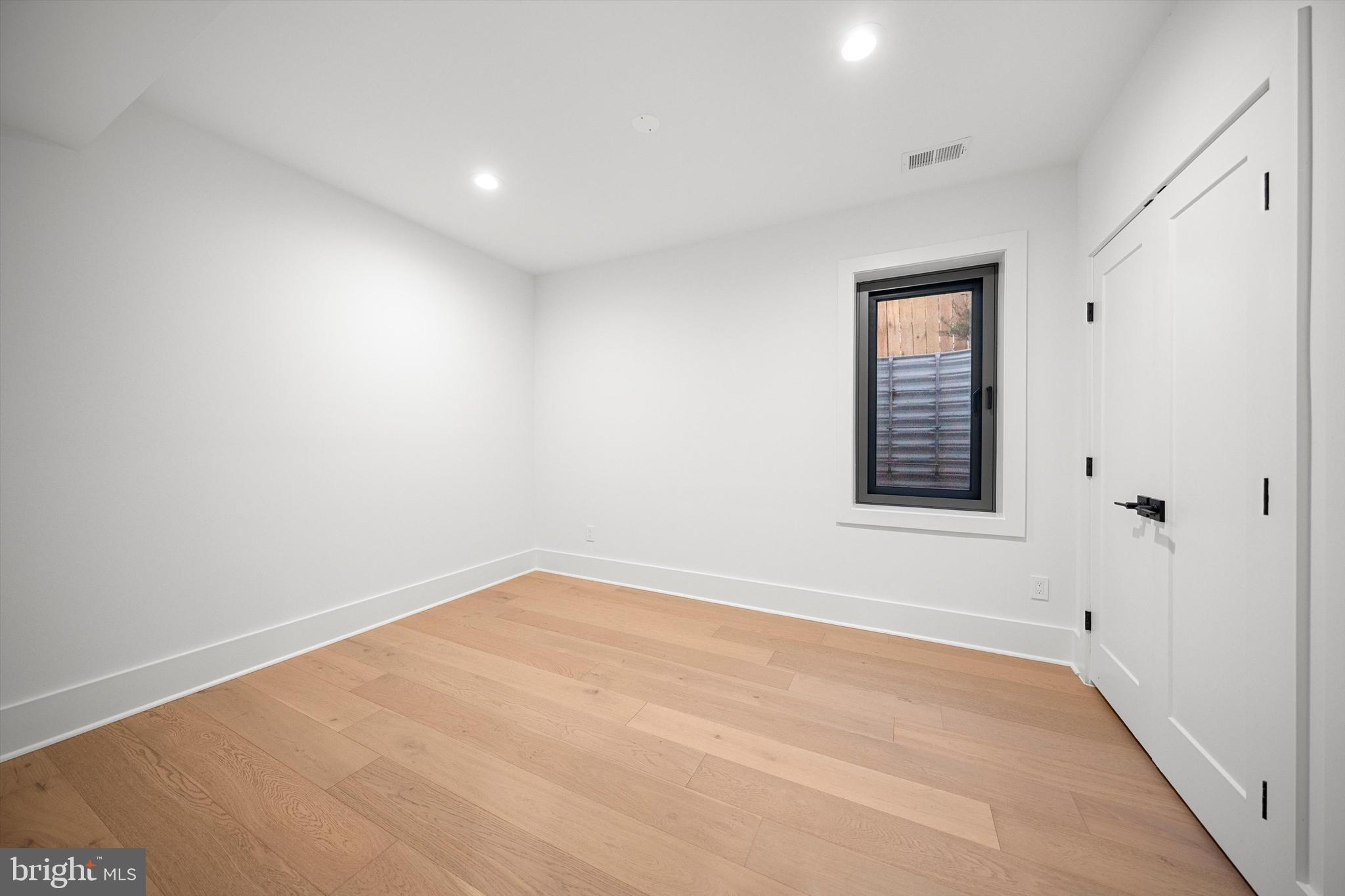 2100 South Nelson Street Arlington, VA 22204 - Photo 28 of 33 an empty room with windows