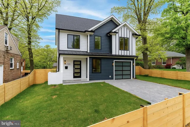 a view of a house with backyard and a tree