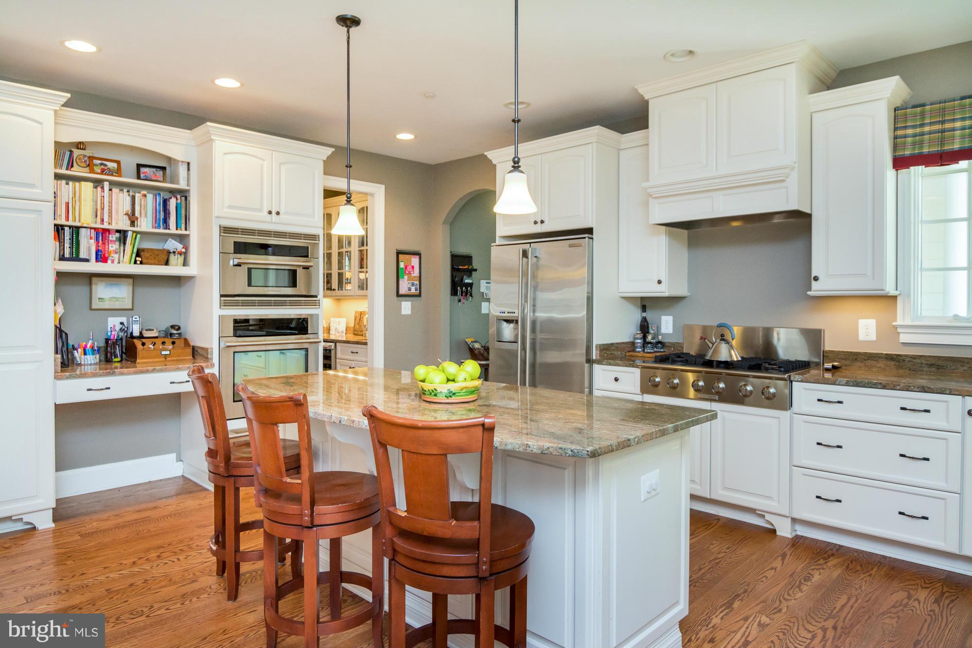 4 Ridge Road Annapolis, MD 21401 - Photo 15 of 93 Island with dining space