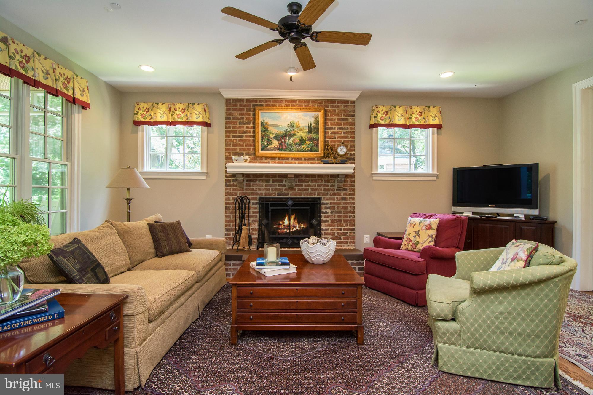 4 Ridge Road Annapolis, MD 21401 - Photo 8 of 93 Family Room adjoins kitchen