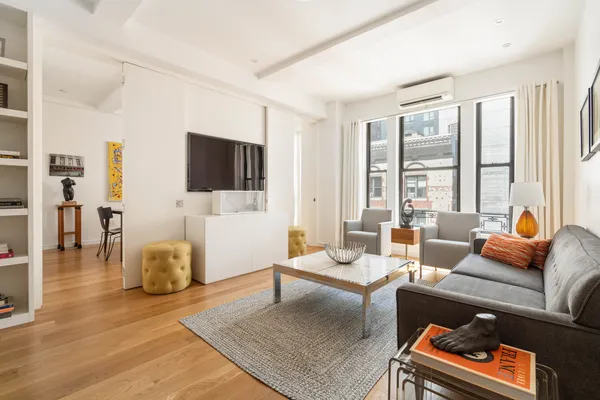 $995,000 | 146 East 49th Street, Unit 9B | Midtown East