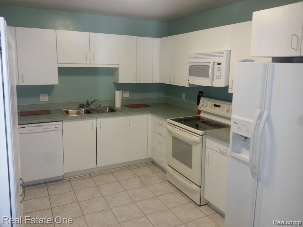 30414 Orchard Lake Road, Unit 6 Farmington, MI 48334 - Photo 2 of 15 KITCHEN