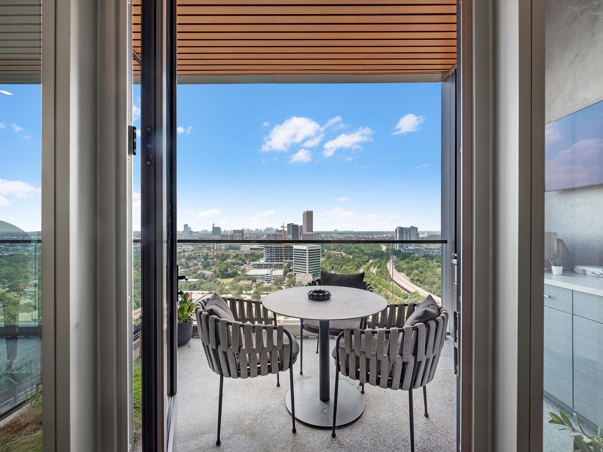 1711 Allen Parkway, Unit 2102 Houston, TX 77019 - Photo 12 of 17 a view of a balcony with a table and chairs