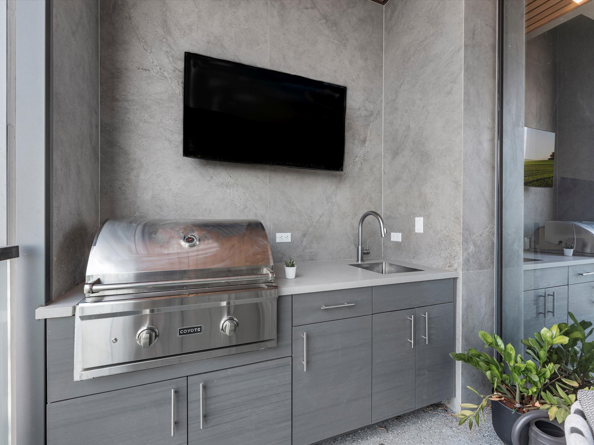 1711 Allen Parkway, Unit 2102 Houston, TX 77019 - Photo 13 of 17 a stove top oven a sink and cabinets