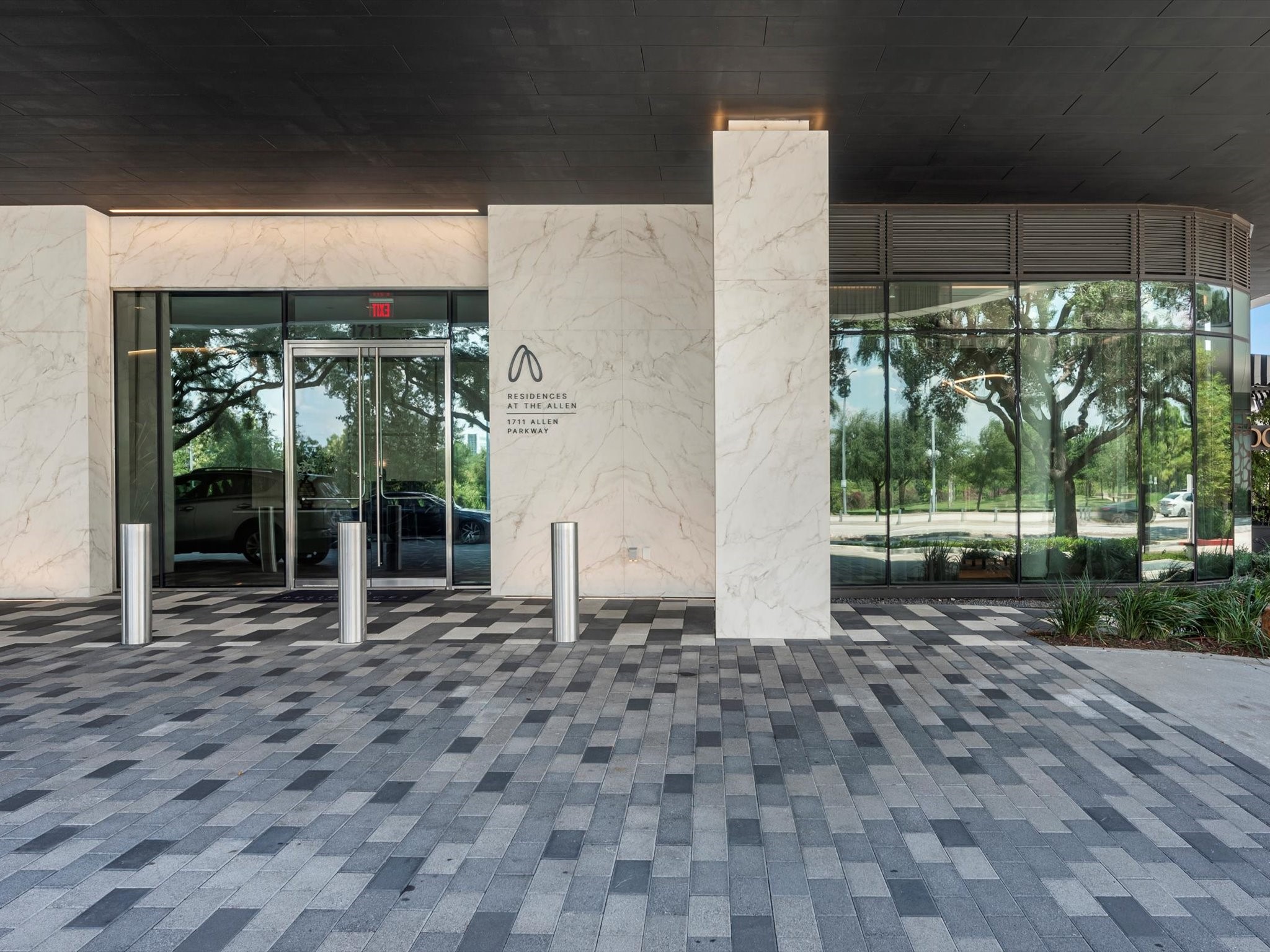 1711 Allen Parkway, Unit 2102 Houston, TX 77019 - Photo 16 of 17 a backyard of a house with seating space