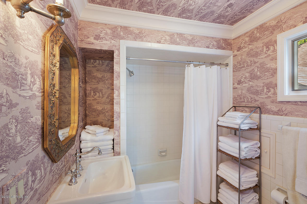 5015 River Point Road Jacksonville, FL 32207 - Photo 20 of 49 view of living room