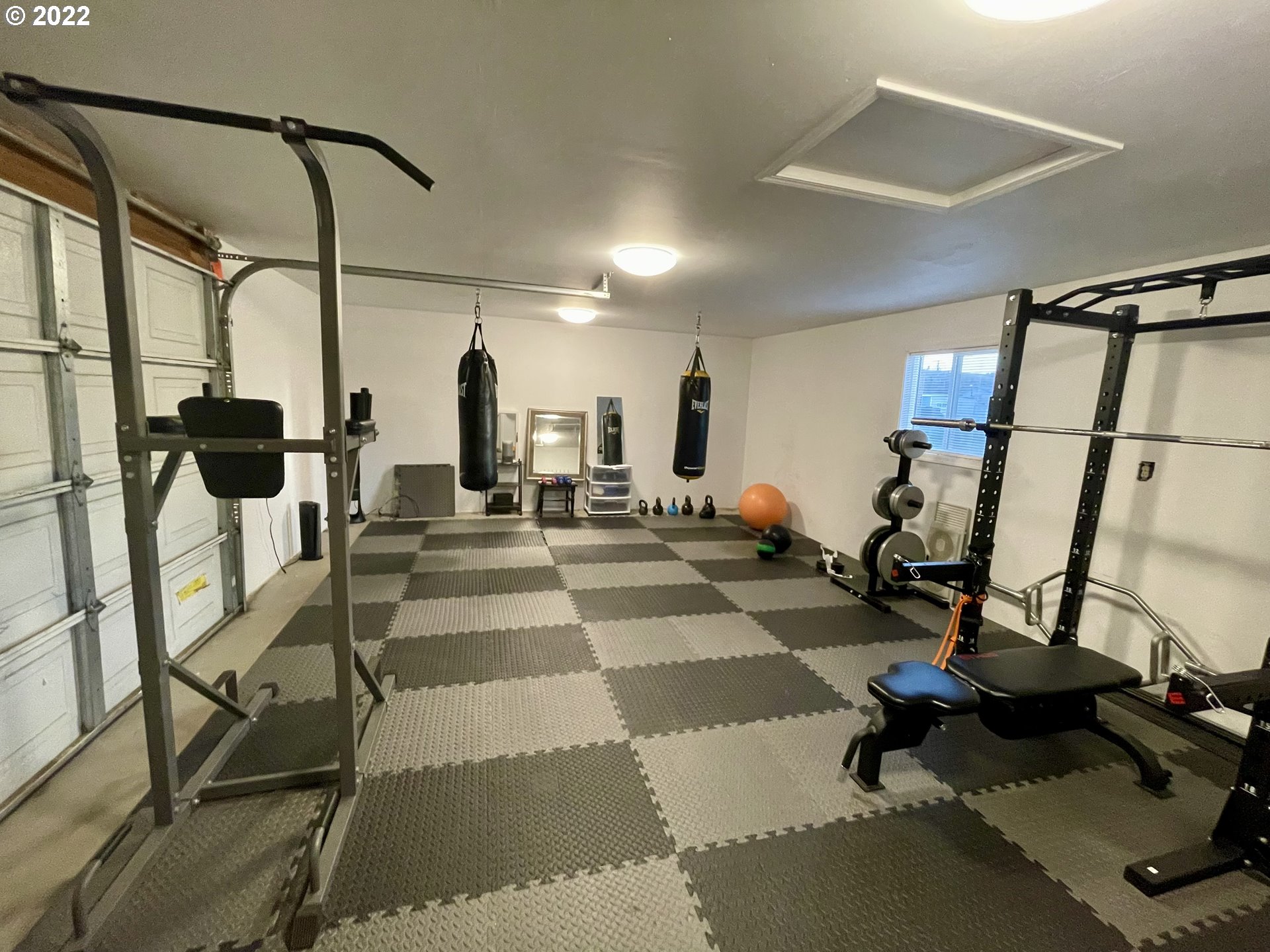 620 Highway 11 Pendleton, OR 97801 - Photo 20 of 26 a room with gym equipment and a mirror