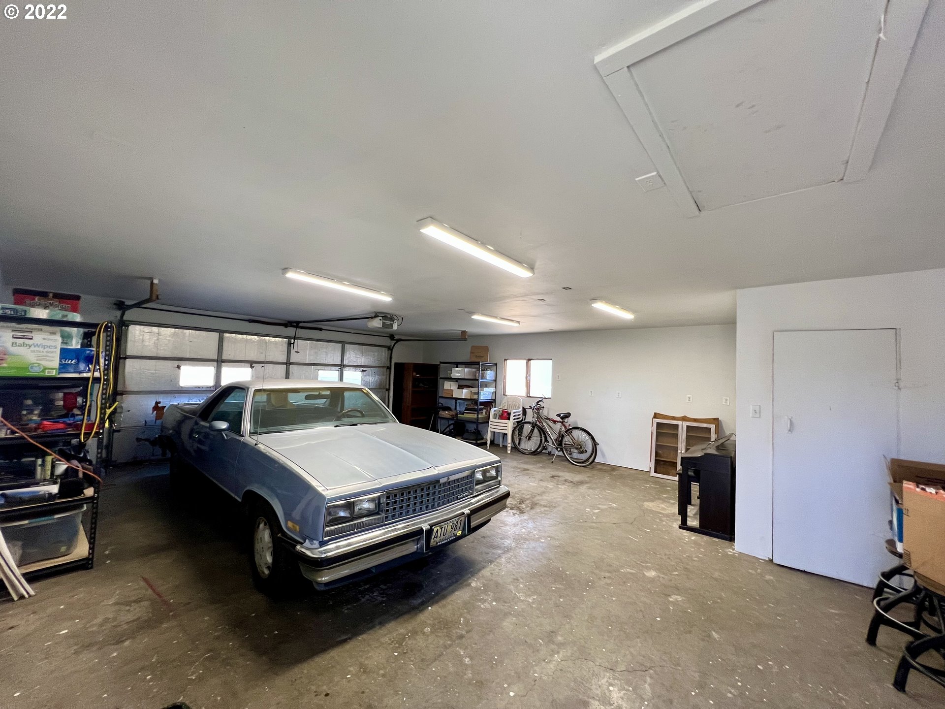 620 Highway 11 Pendleton, OR 97801 - Photo 23 of 26 a room with furniture a air conditioner and a window