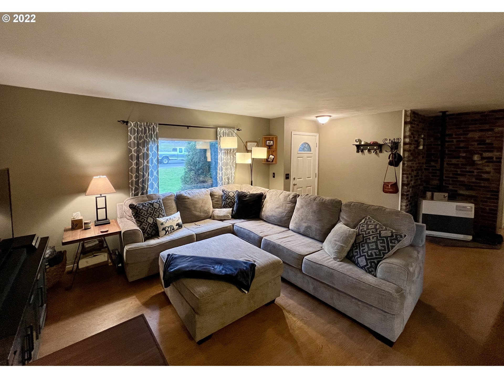 620 Highway 11 Pendleton, OR 97801 - Photo 5 of 26 a living room with furniture and a lamp