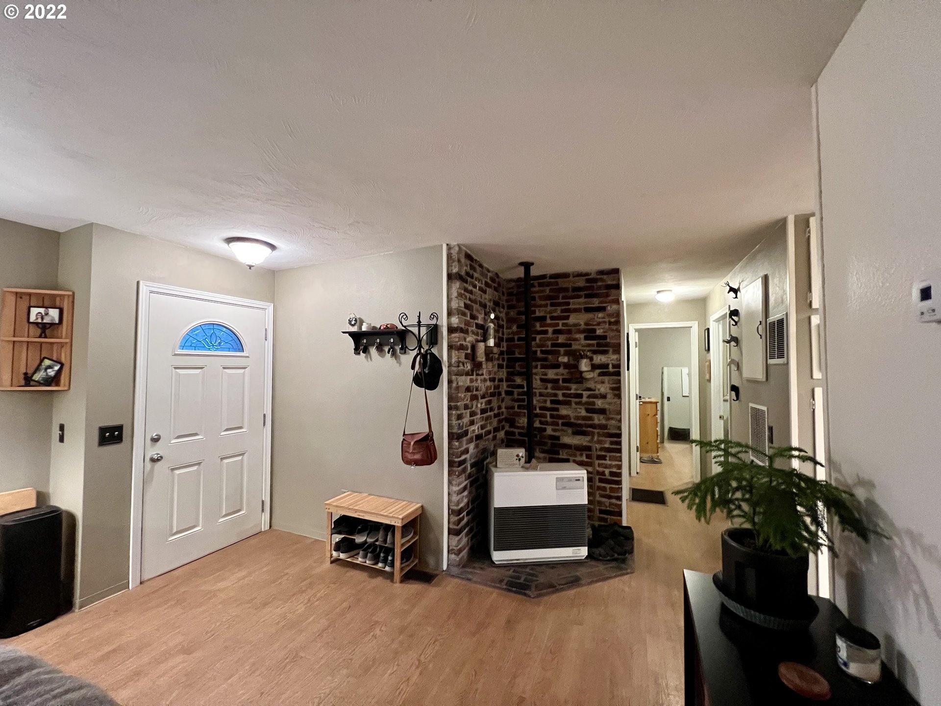 620 Highway 11 Pendleton, OR 97801 - Photo 6 of 26 a living room with furniture