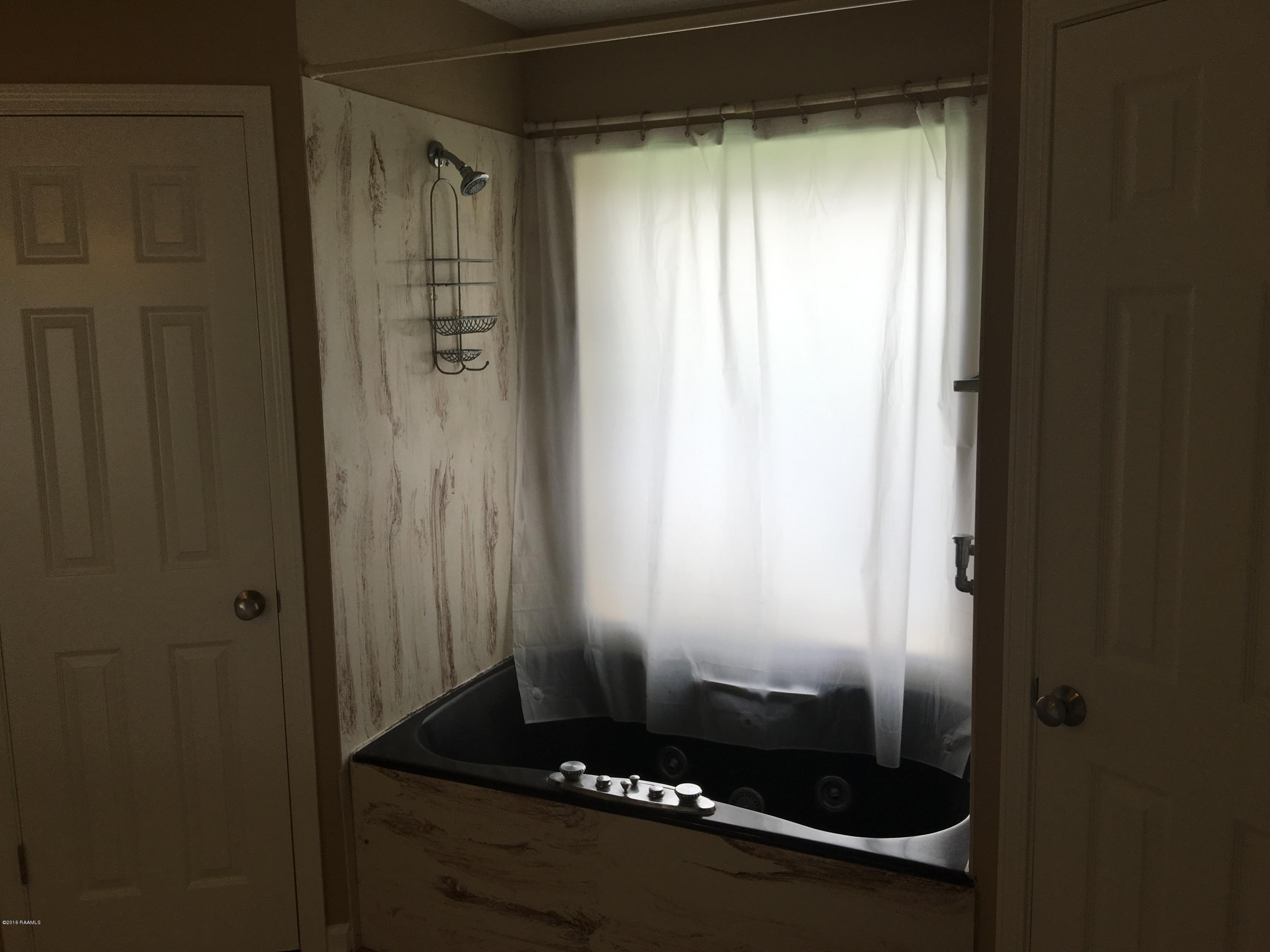 708 Rosedown Lane Lafayette, LA 70503 - Photo 13 of 18 Whirlpool Tub
