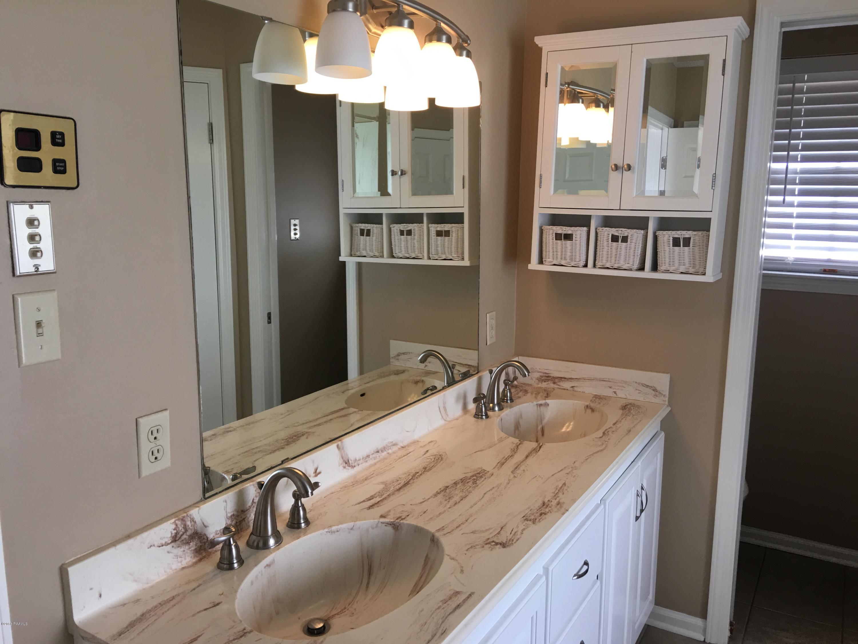 708 Rosedown Lane Lafayette, LA 70503 - Photo 14 of 18 Owner's Bath