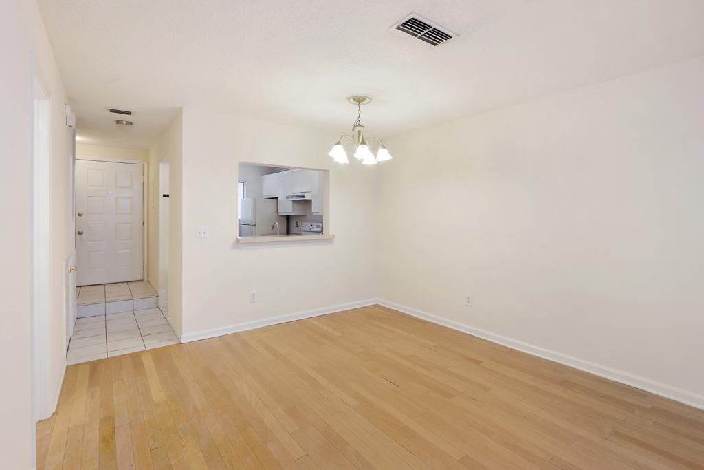 3801 Crown Point Road, Unit 1044 Jacksonville, FL 32257 - Photo 4 of 14 Family Room & Dining