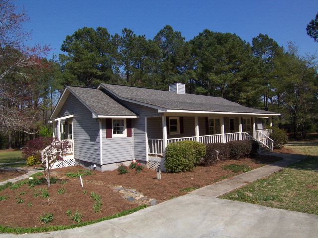 a view of a house with a yard