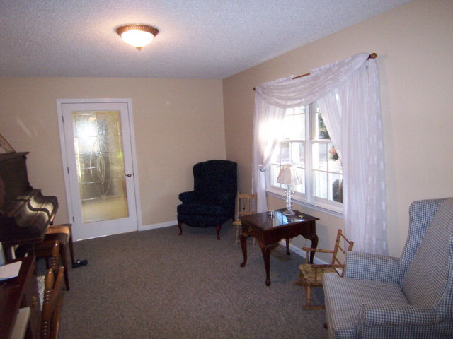 69 Lentz Road Macon, GA 31220 - Photo 10 of 12 a living room with furniture and a window