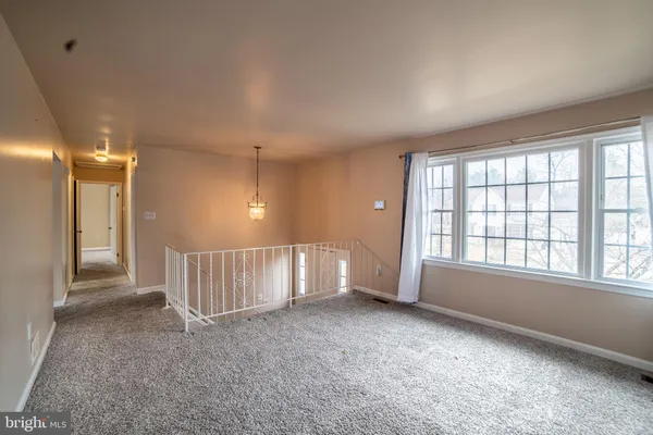 an empty room with windows and pillars in it