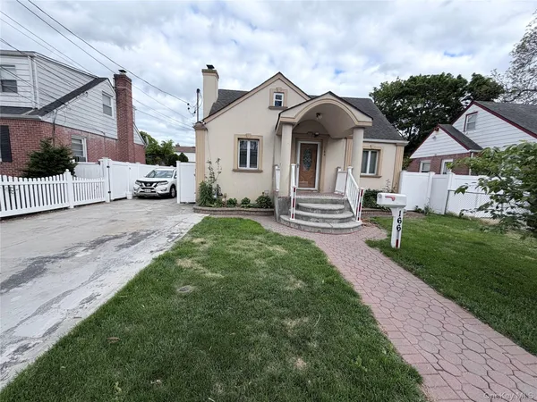 $725,000 | 166 Stanton Boulevard, Uniondale, NY 11553