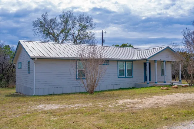 a view of a house with backyard
