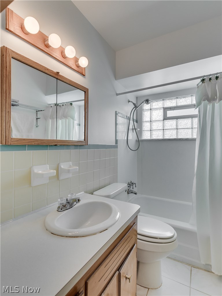 1535 Chelmsford Road Cleveland, OH 44124 - Photo 13 of 19 Full bath off the bedroom hall. Glass block, vented window lets steam out and still provides privacy.