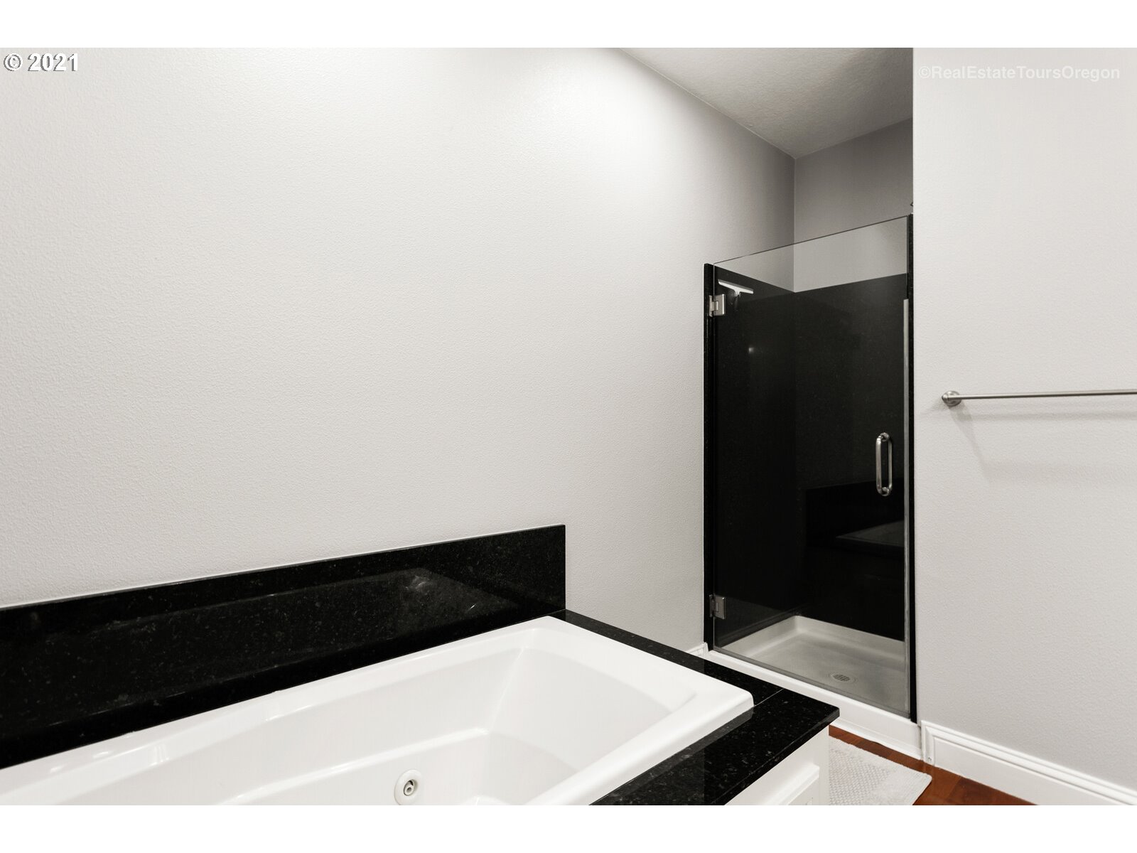 4824 Southwest View Point Terrace Portland, OR 97239 - Photo 22 of 32 Gallery Image 22
