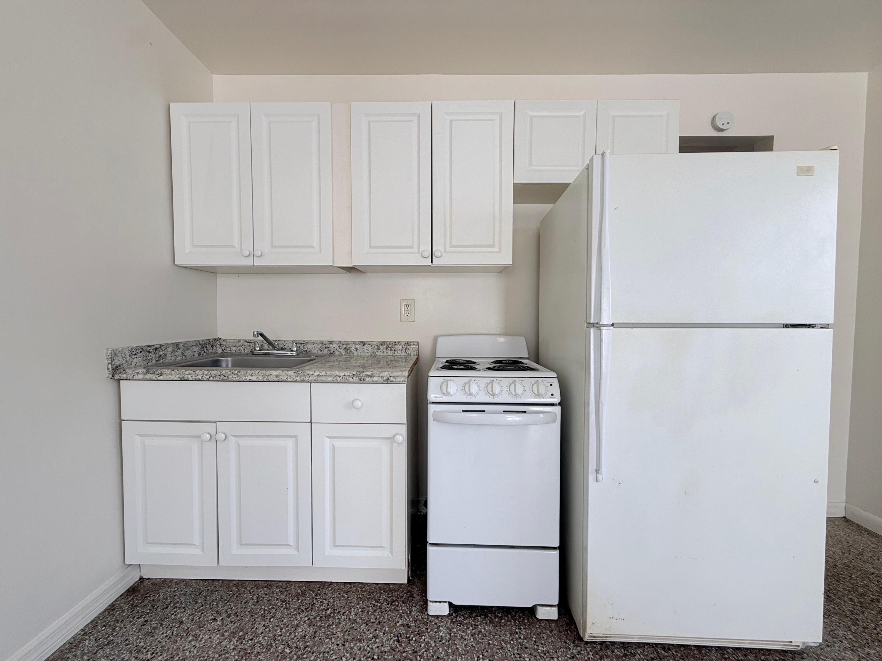 43 East 16th Street, Unit 4 Riviera Beach, FL 33404 - Photo 2 of 7 a utility room with dryer and washer