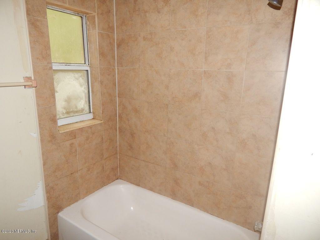 7514 Melvin Road Jacksonville, FL 32210 - Photo 4 of 7 a bathroom with a bathtub
