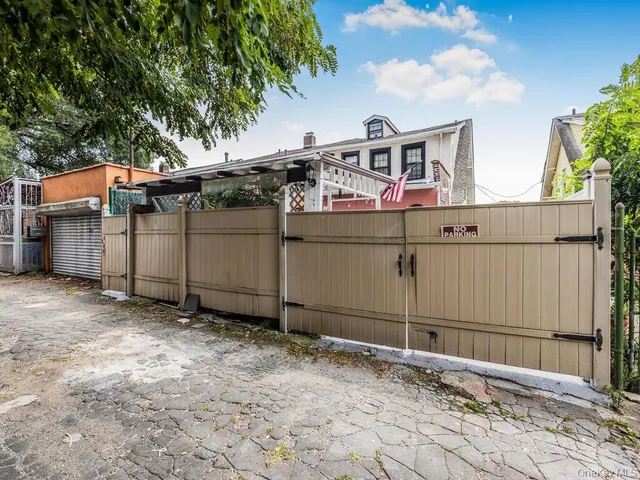 a view of a backyard