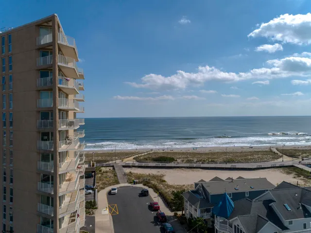 a view of a parking area