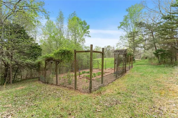 a view of a house with backyard