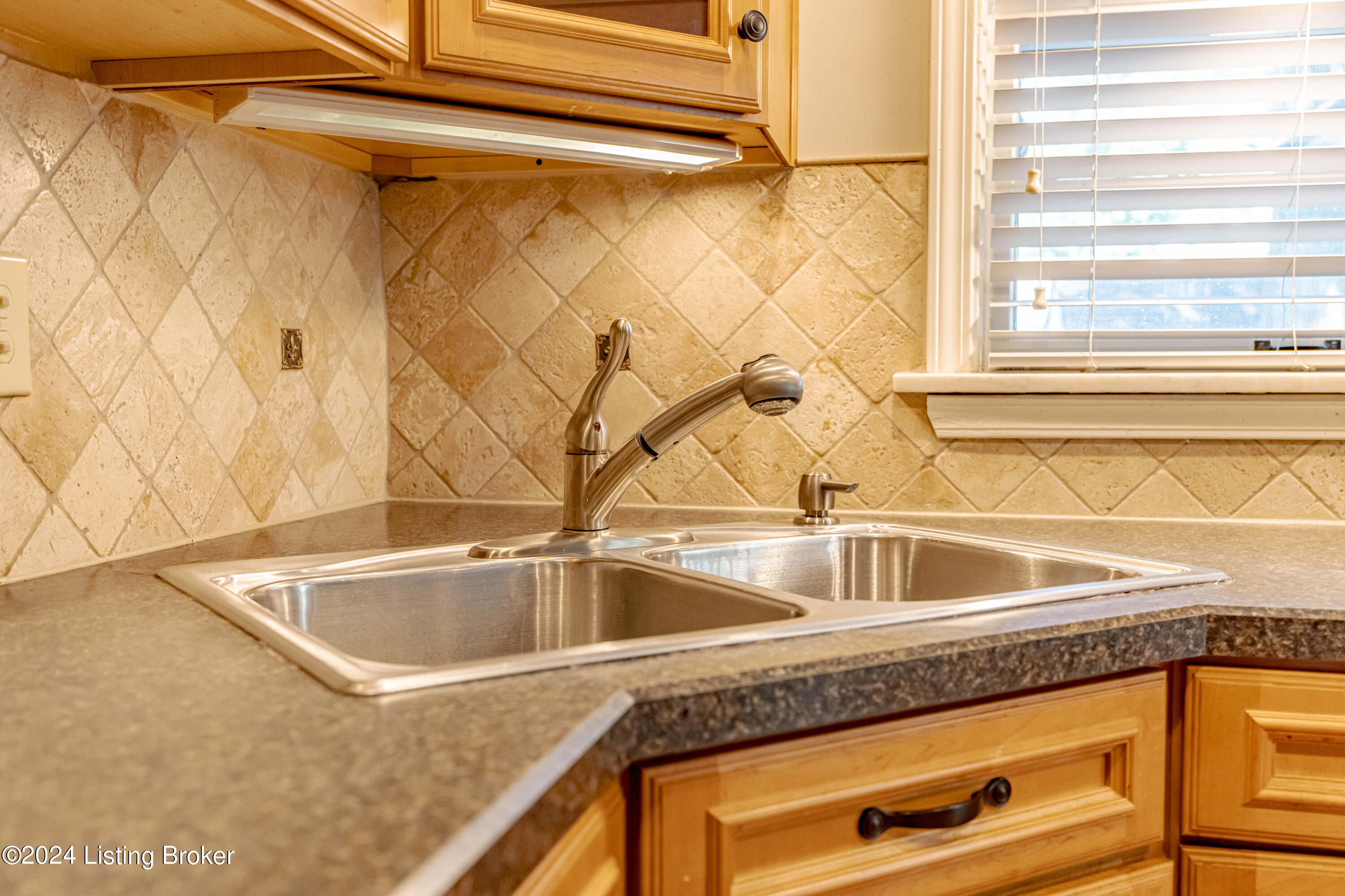 208 Tyne Road Louisville, KY 40207 - Photo 18 of 69 DSC09703